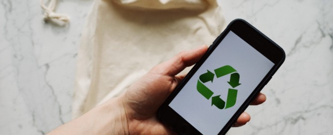 Free Faceless person showing recycle symbol on mobile phone screen Stock Photo